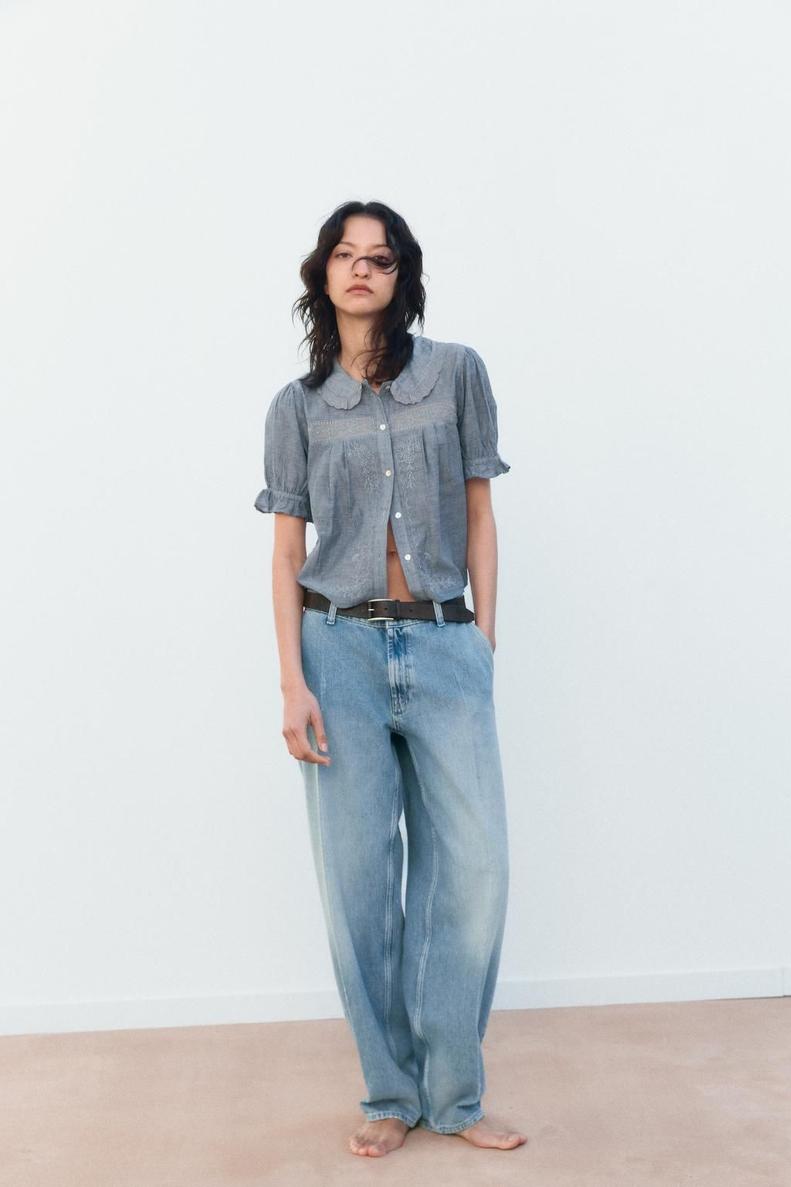 Blusa con cuello babero de Zara.