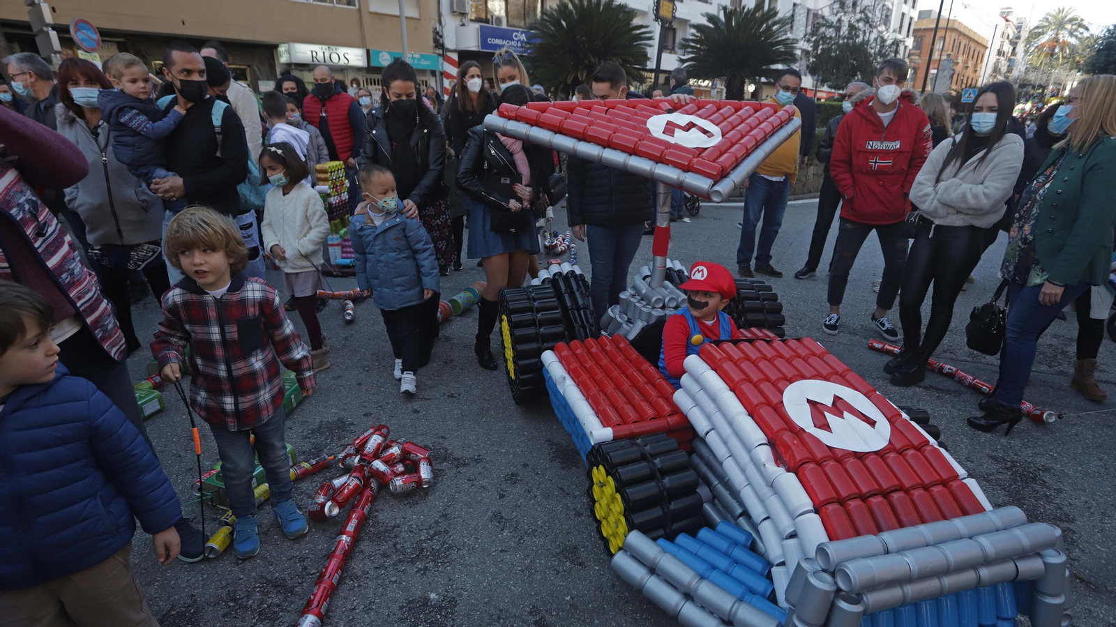 Una de las esculturas del arrastre de latas.
