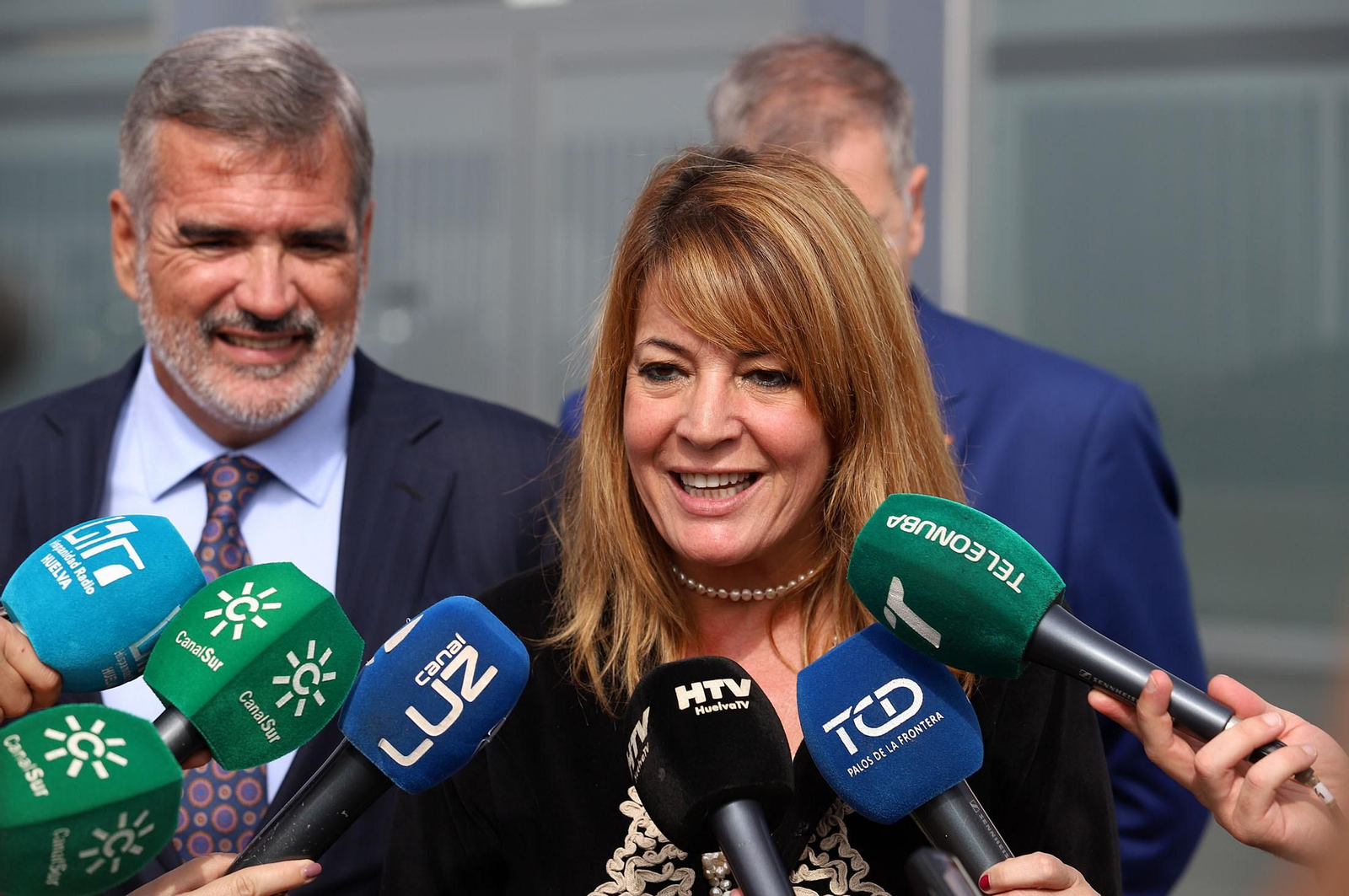 Imágenes de la llegada de un buque de Baleària al Puerto de Huelva