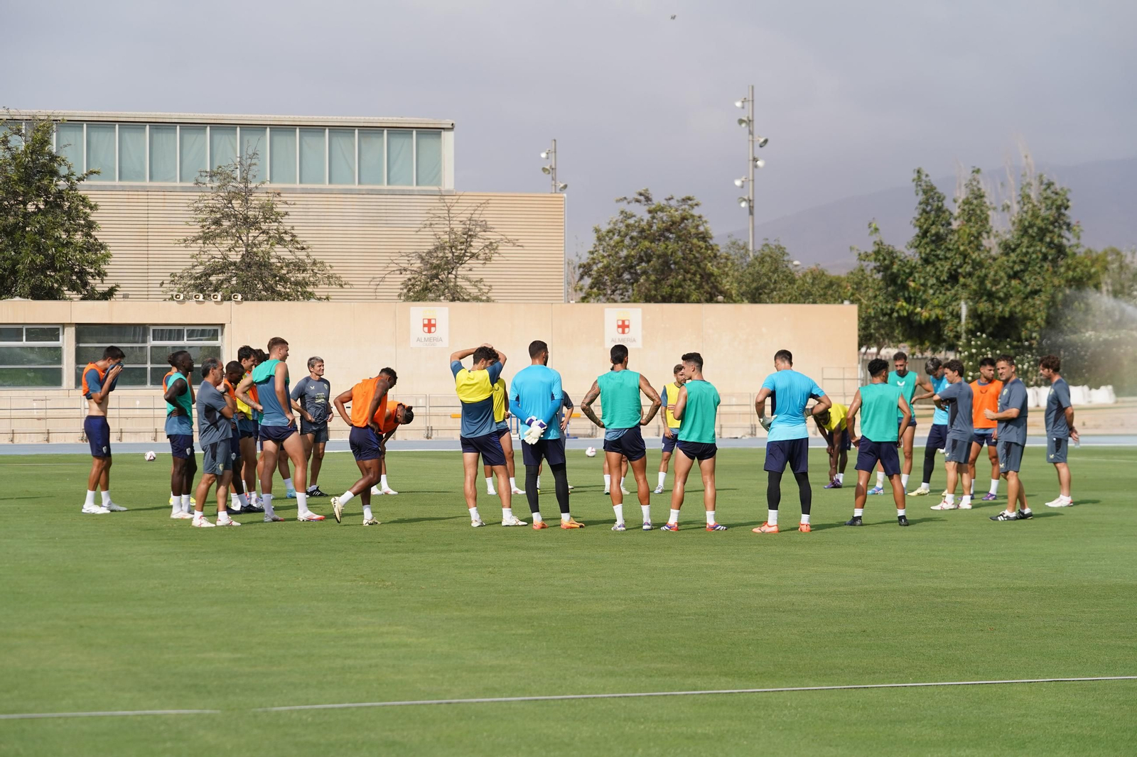 Los integrantes del conjunto rojiblanco escuchan la charla previa de Rubi antes del entrenamiento.