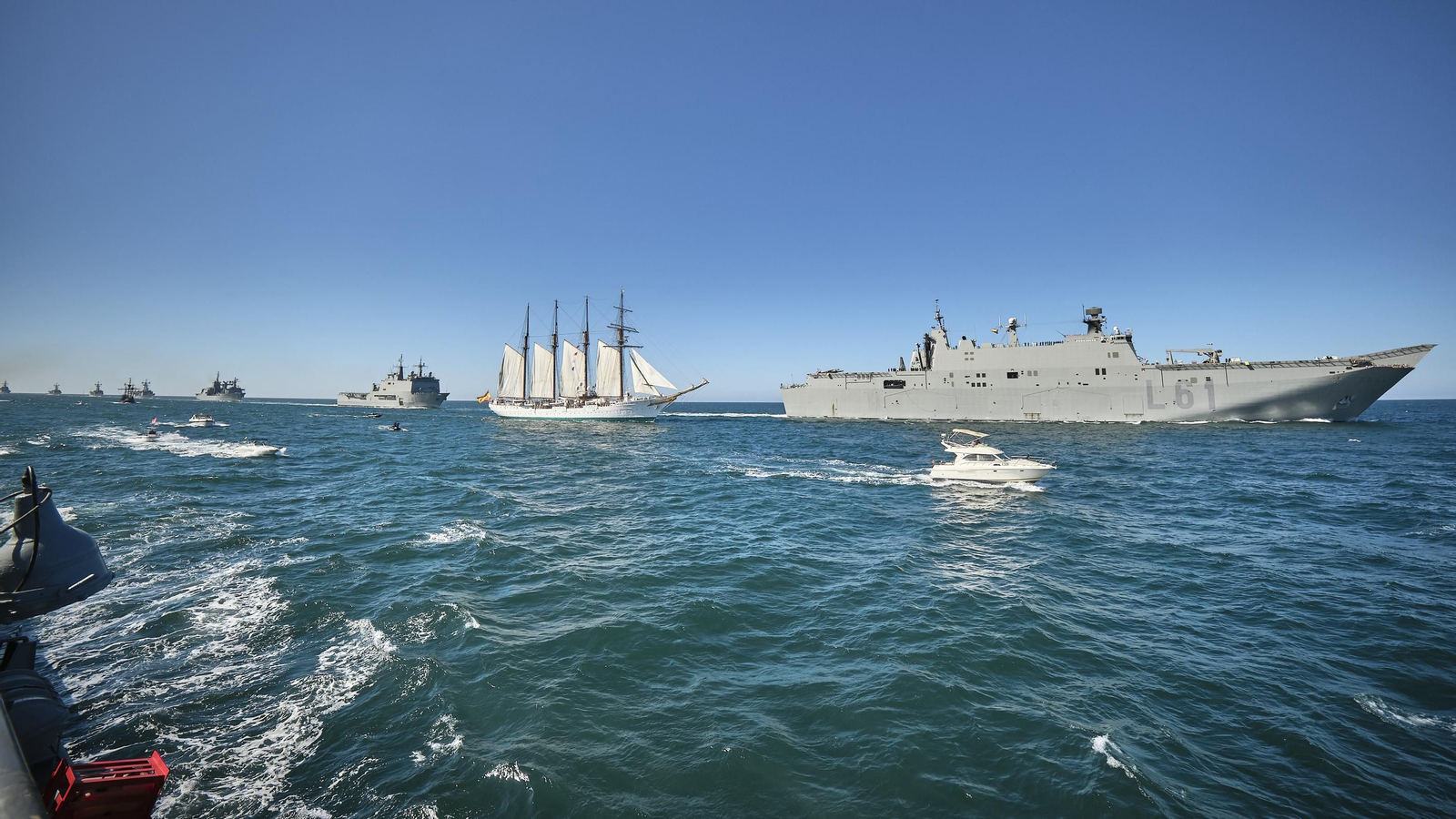 Parada naval y aérea en homenaje a Elcano en aguas de Sanlúcar. Parada naval y aérea en homenaje a Elcano en aguas de Sanlúcar.