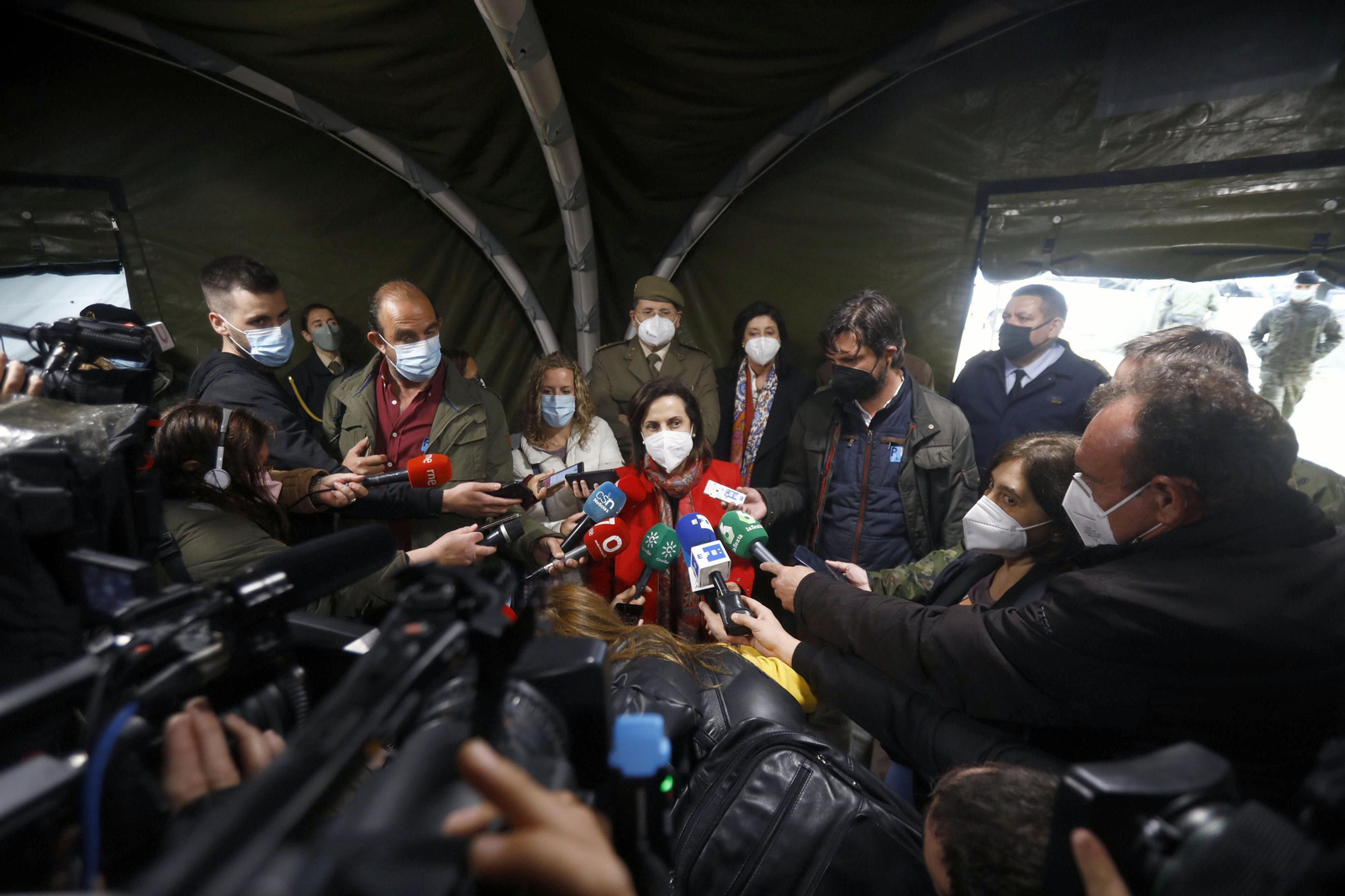 Margarita Robles en la base de Cerro Muriano.