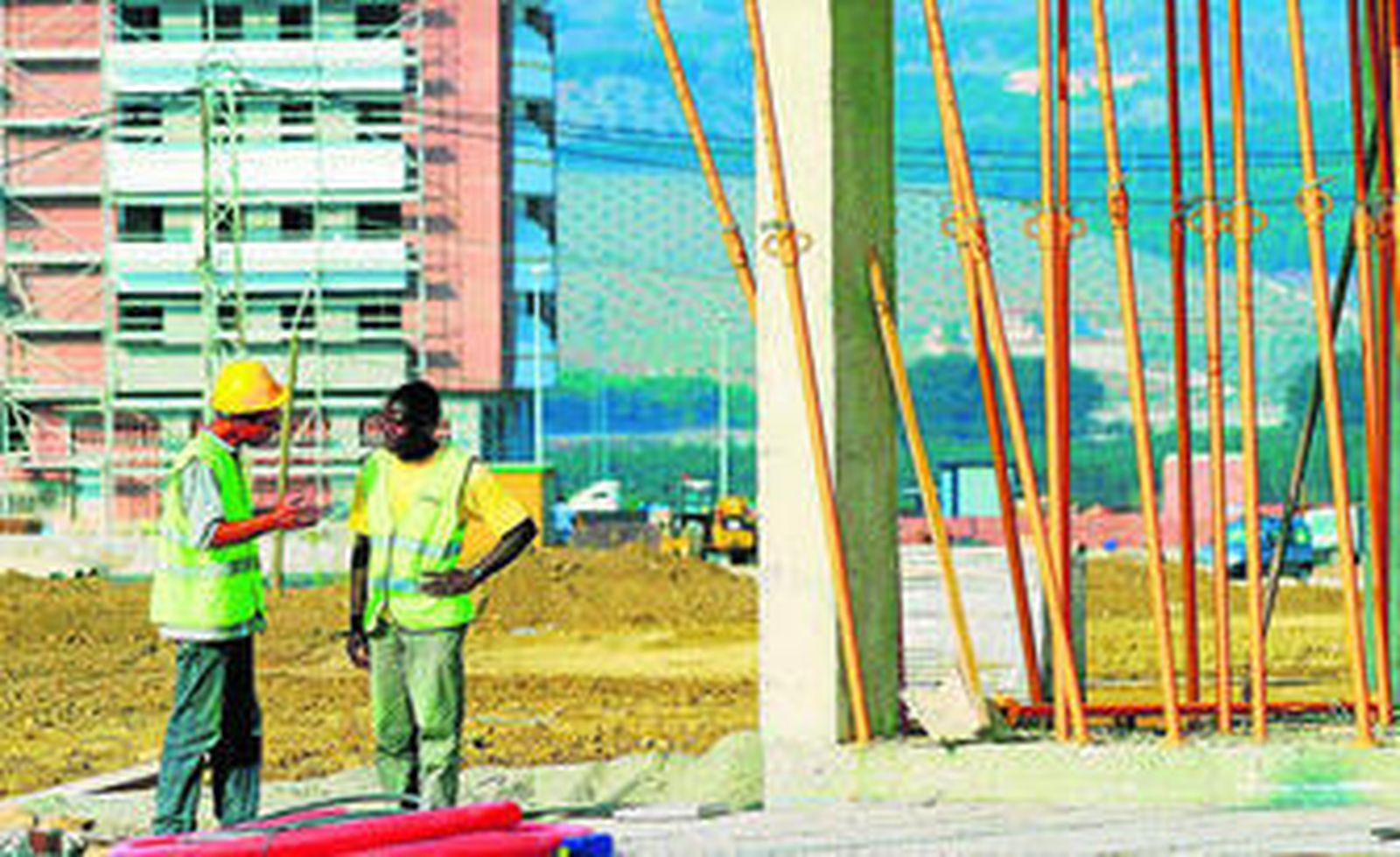 Dos obreros conversan en una edificación en construcción situada en Málaga.
