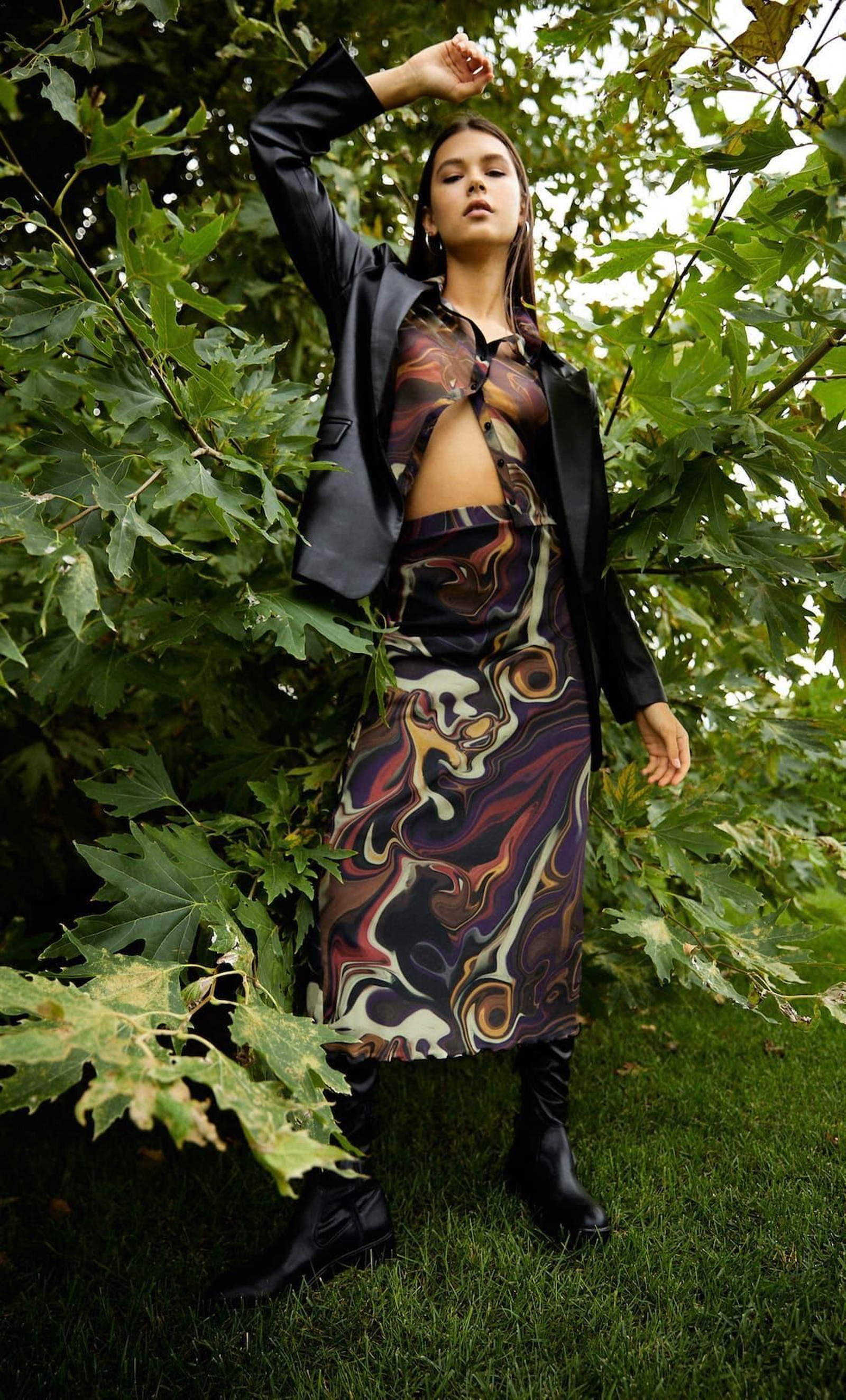 Falda con estampado psicodélico de Stradivarius.