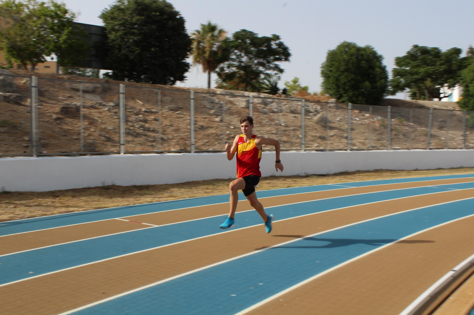 Alejandro Guerrero se ejercita en la pistas del Enrique Talavera.