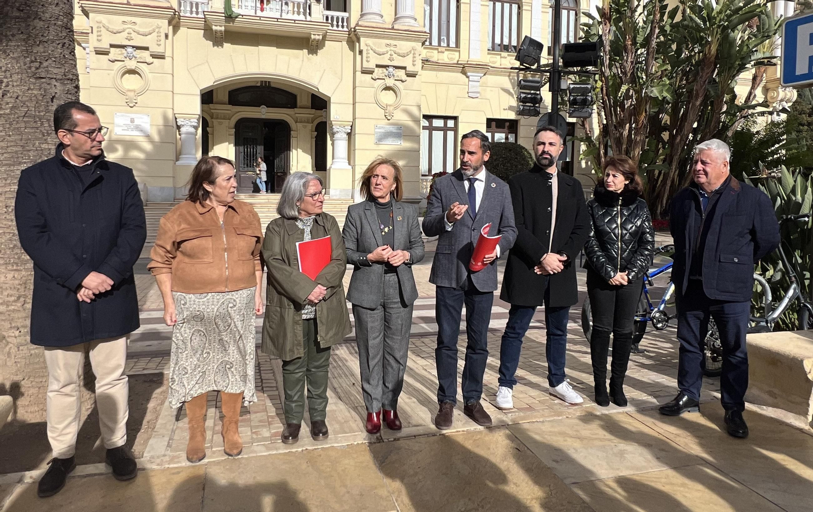 Los representantes socialistas ante el Ayuntamiento de Málaga.