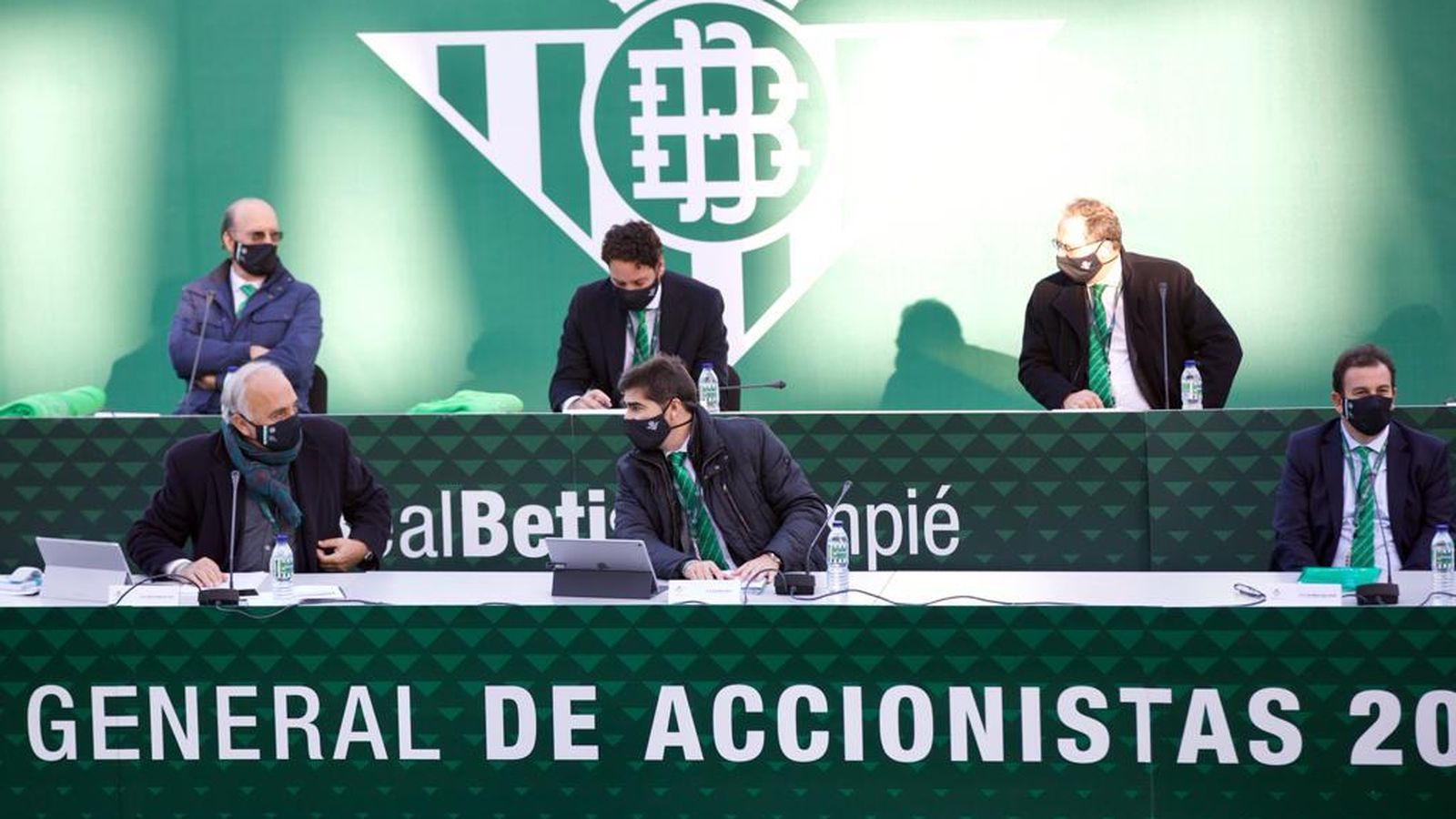 Los miembros del consejo actual, en la mesa.