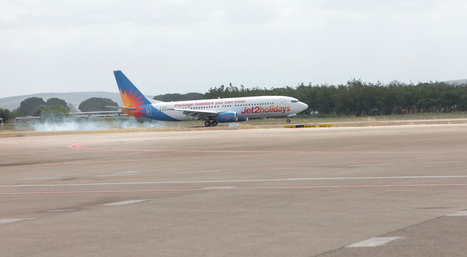 Un avión de la compañía Jet2 aterrizando en Jerez.