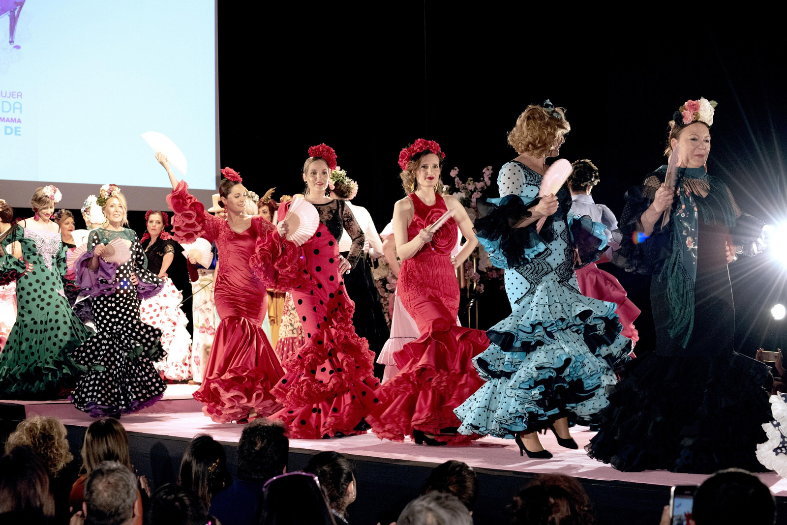 Desfile "Alegría x vivir" de la Asociación Española Contra el Cáncer de Granada (AECC)