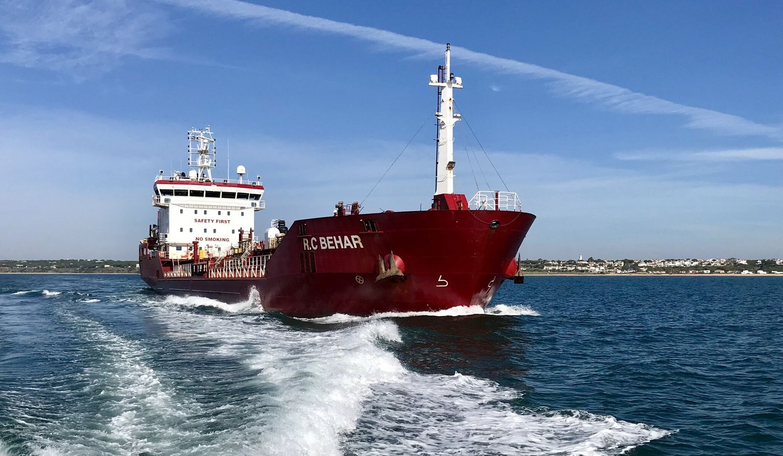 El R. C. Behar hace su salida del Puerto de Huelva.