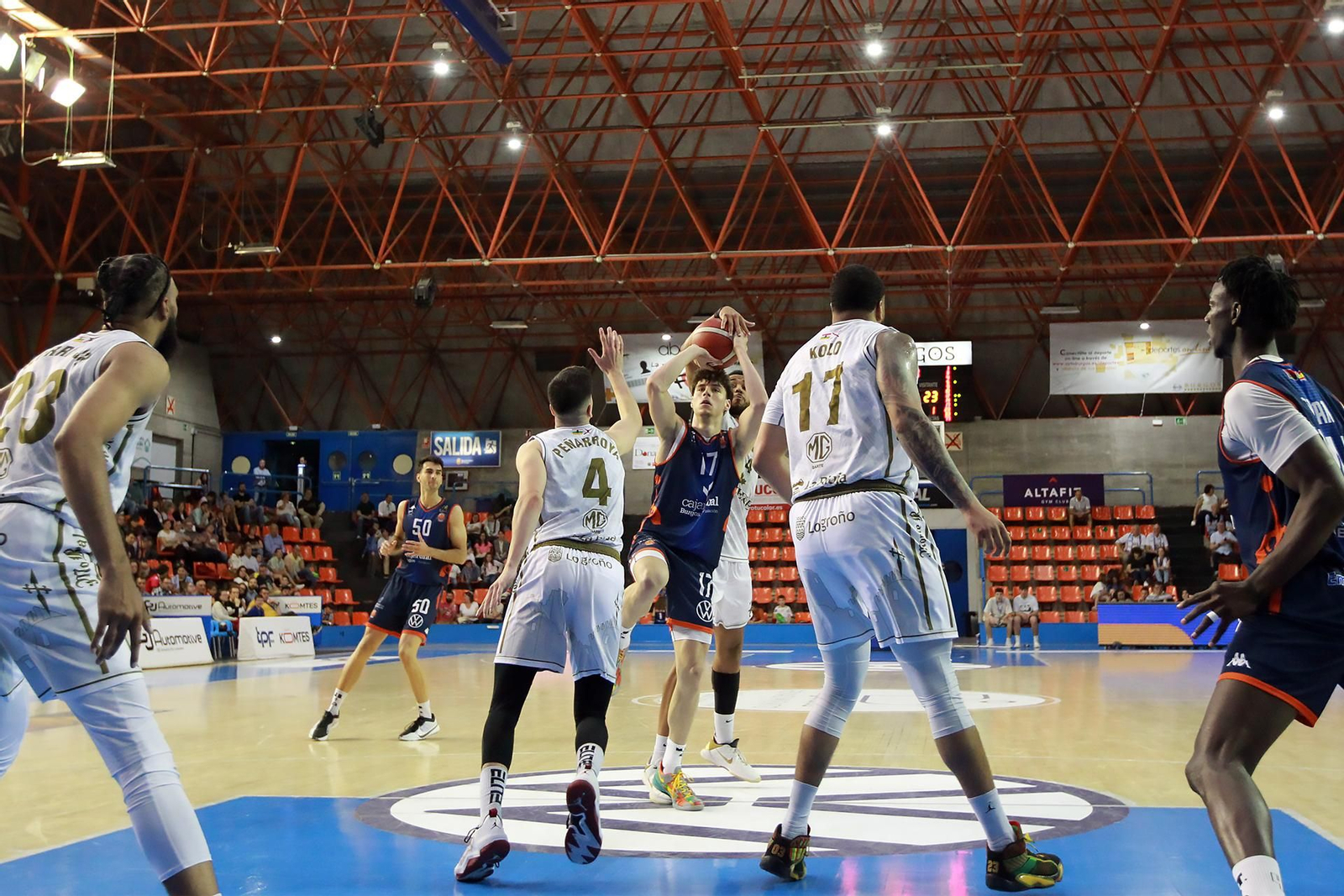 Mario Saint-Supéry lanza a canasta.
