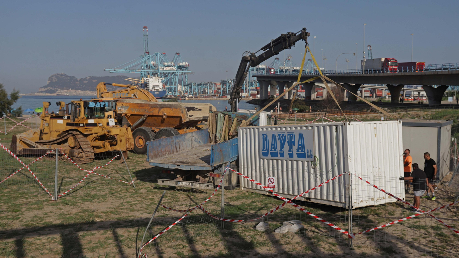 Fotos de los preparativos para el trasvase de arena en la playa de El Rinconcillo en Algeciras