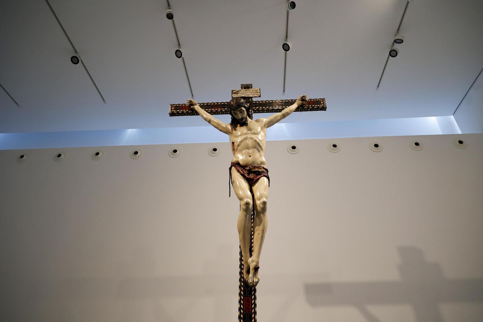 Imágenes de la presentación de la restauración del Cristo de la Misericordia de Granada.