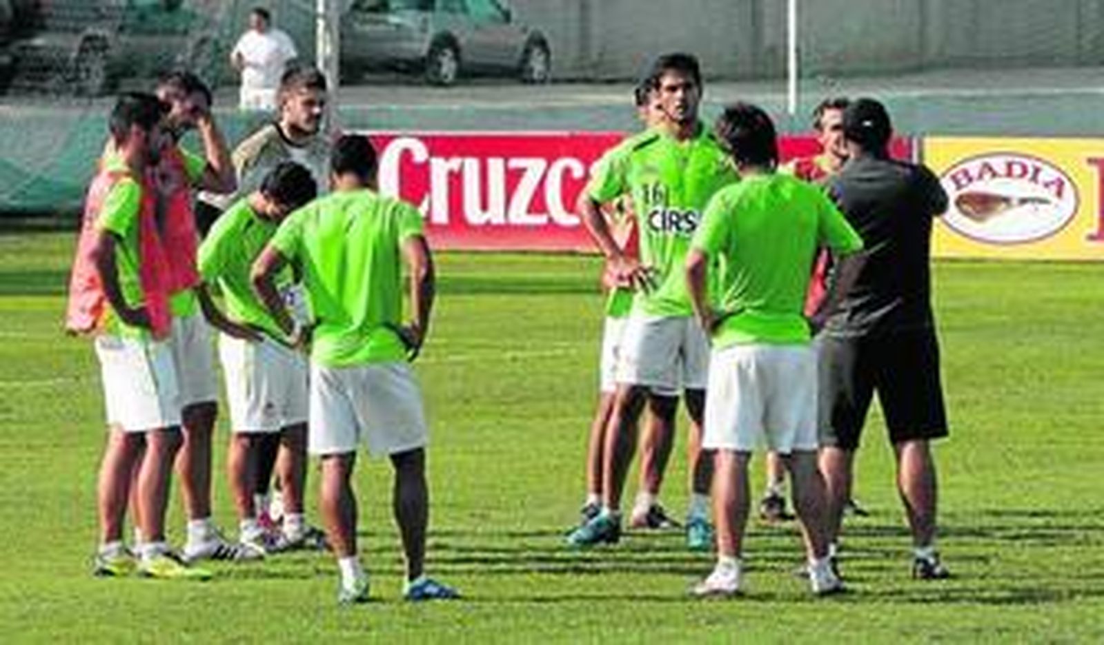 Mel da instrucciones al grupo, con Isidoro, Amaya, Dorado y Nacho con peto de titulares.