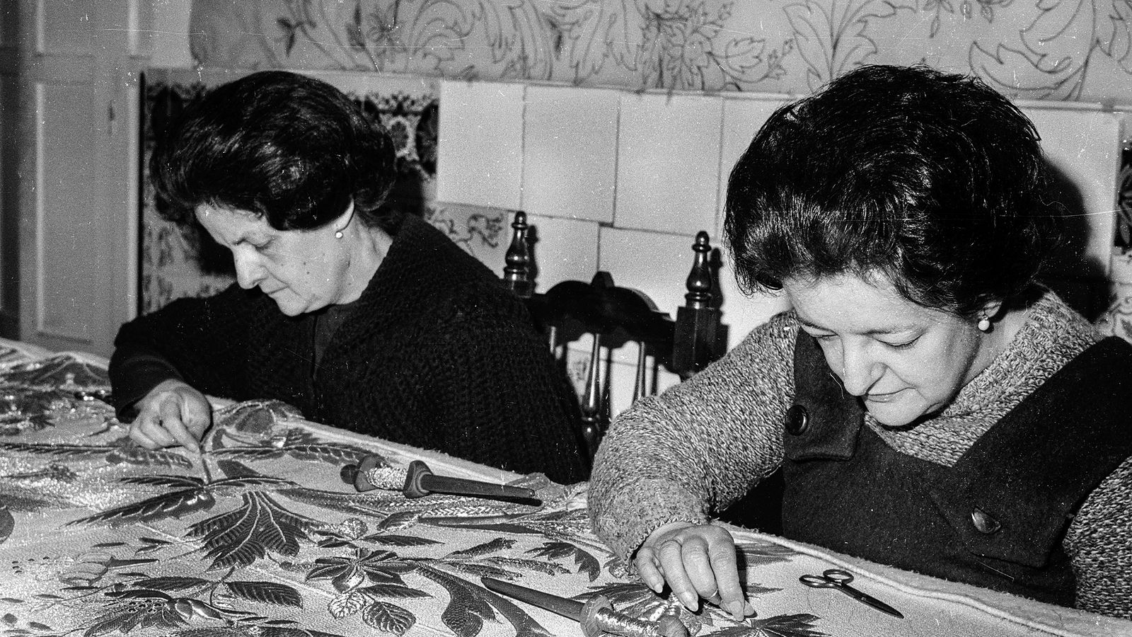Las bordadoras ultiman un trabajo para las cofradías en su taller de la calle Don Pedro Niño.