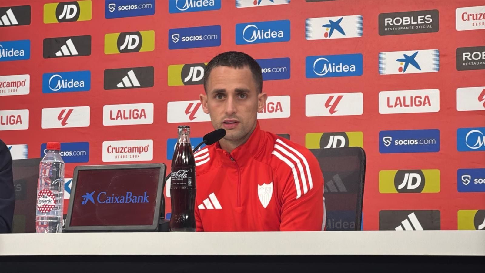 Januzaj en la rueda de prensa del Sevilla FC.