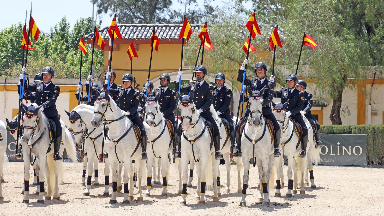 Entrega del Caballo de Oro en Jerez a la Unidad Especial de Caballería de la Policía Nacional.
