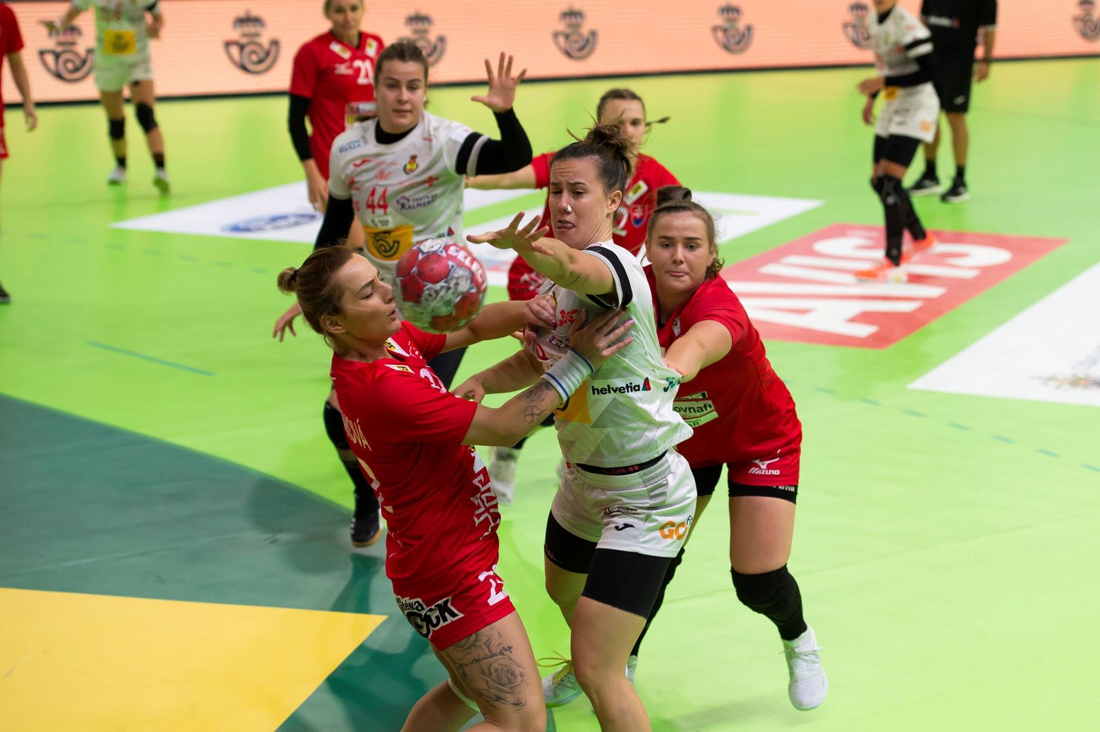 Arderius da un pase en un partido con España.