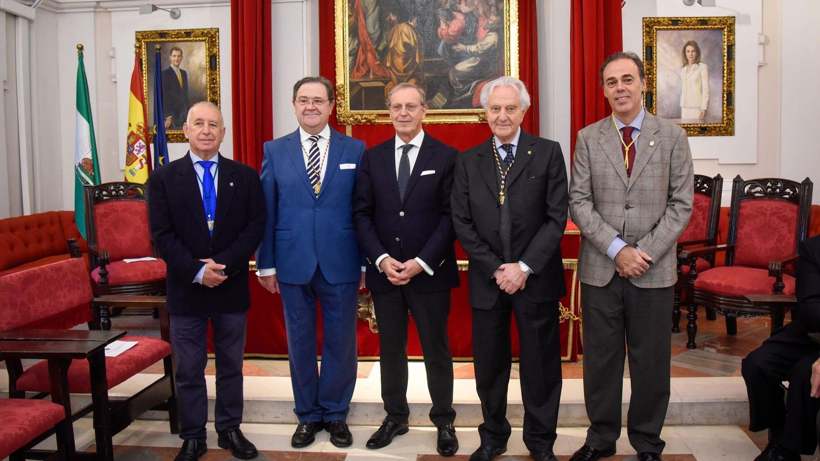 El conferenciante, en el centro, junto al presidente de la Academia de Medicina de Sevilla y el académico Joaquín Lucena.
