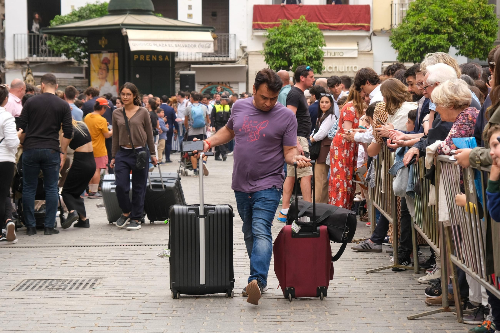 Turistas y sevillanos en una Plaza del Salvador marcada por las vallas en Semana Santa.