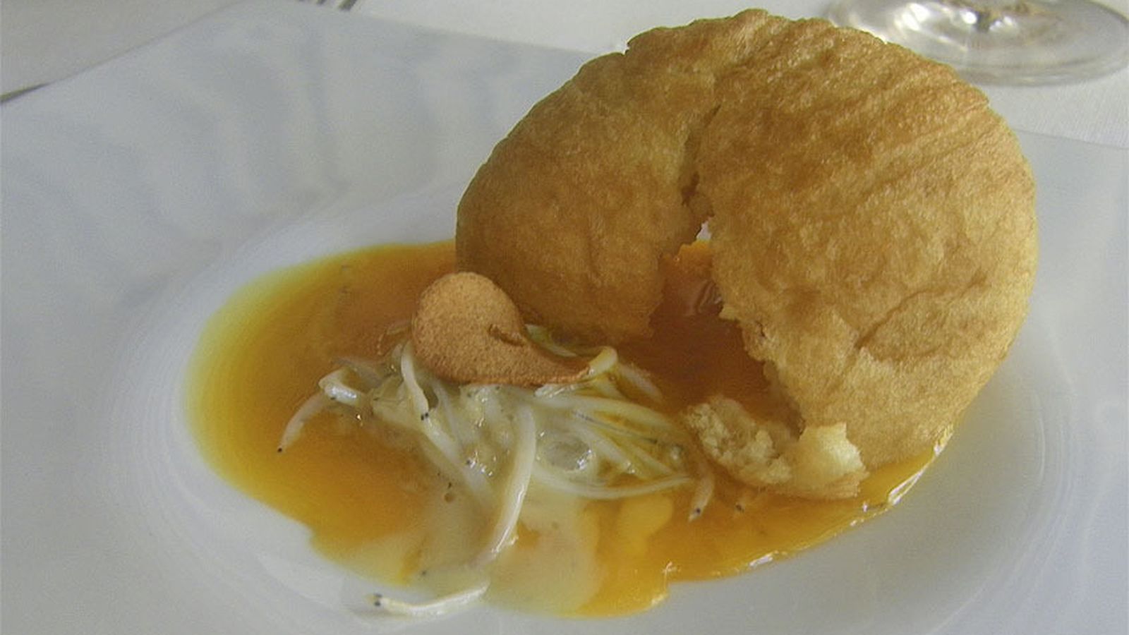 Las angulas se acompañan de una especie de albondigon que lleva dentro una yema de huevo. Al romper la albóndiga la yema de huevo se mezcla con las angulas.