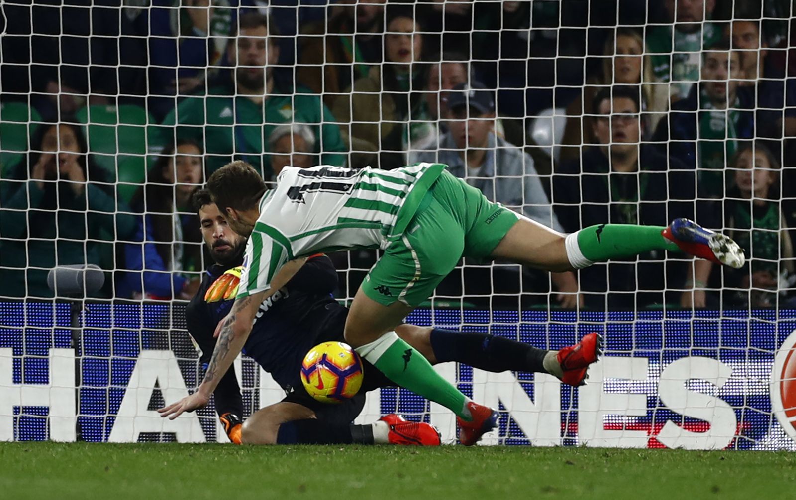 Pacheco detiene a Loren un cabezazo a bocajarro.