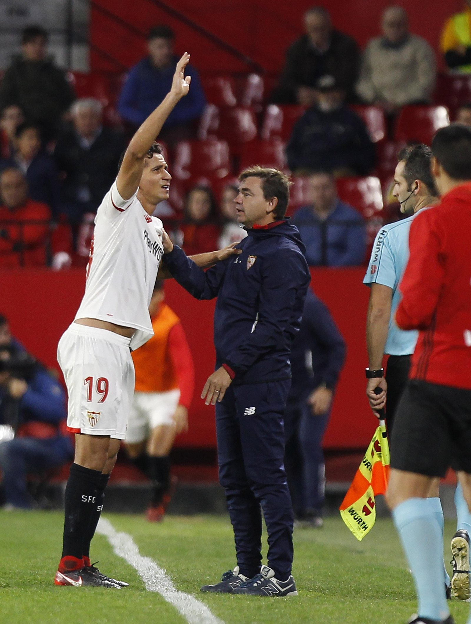 Marcucci se dirige a Ganso tras el gol del brasileño.