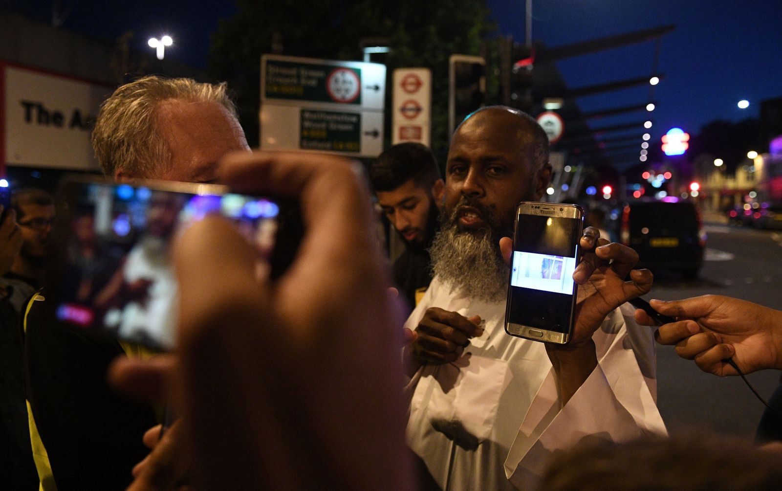 El atropello junto a la mezquita en el barrio londinense de Finsbury Park, en imágenes