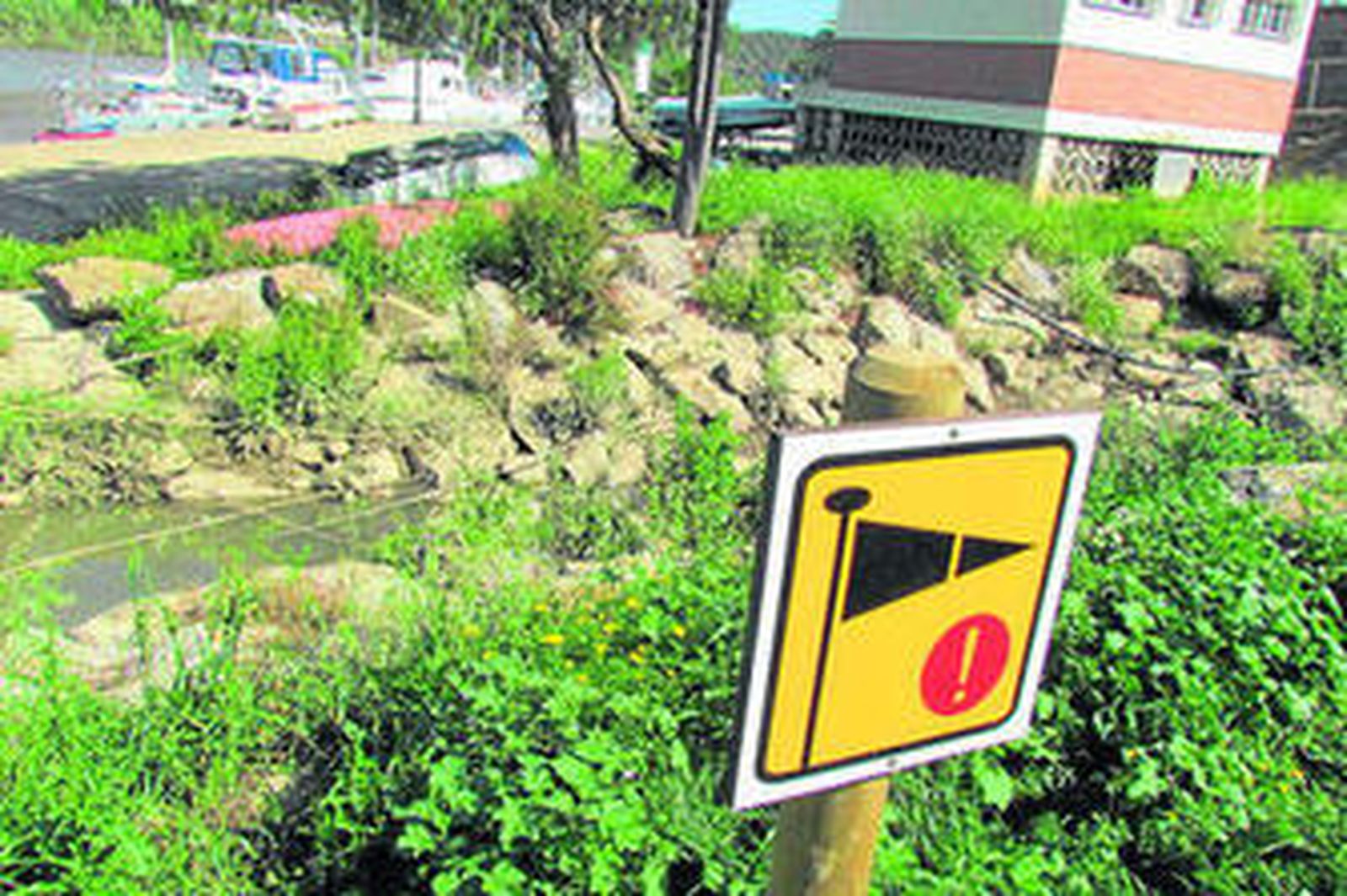 Señalización junto al vertido de aguas residuales en la playa fluvial de Sanlúcar de Guadiana.