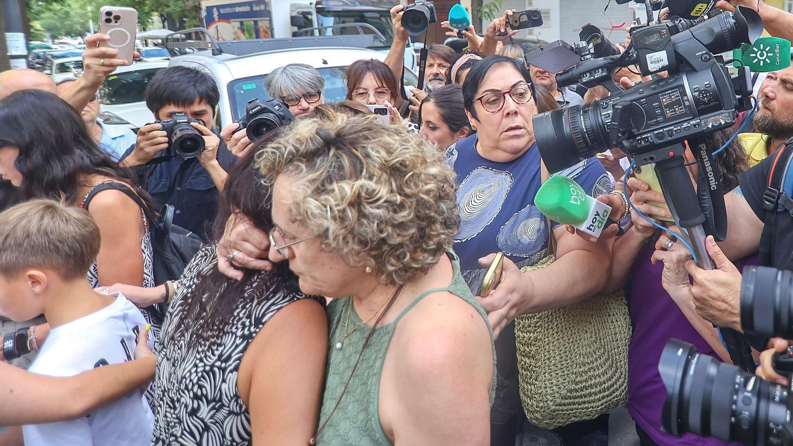 Juana Rivas en la entrega de su hijo menor a su ex marido este miércoles, 22 de julio de 2025