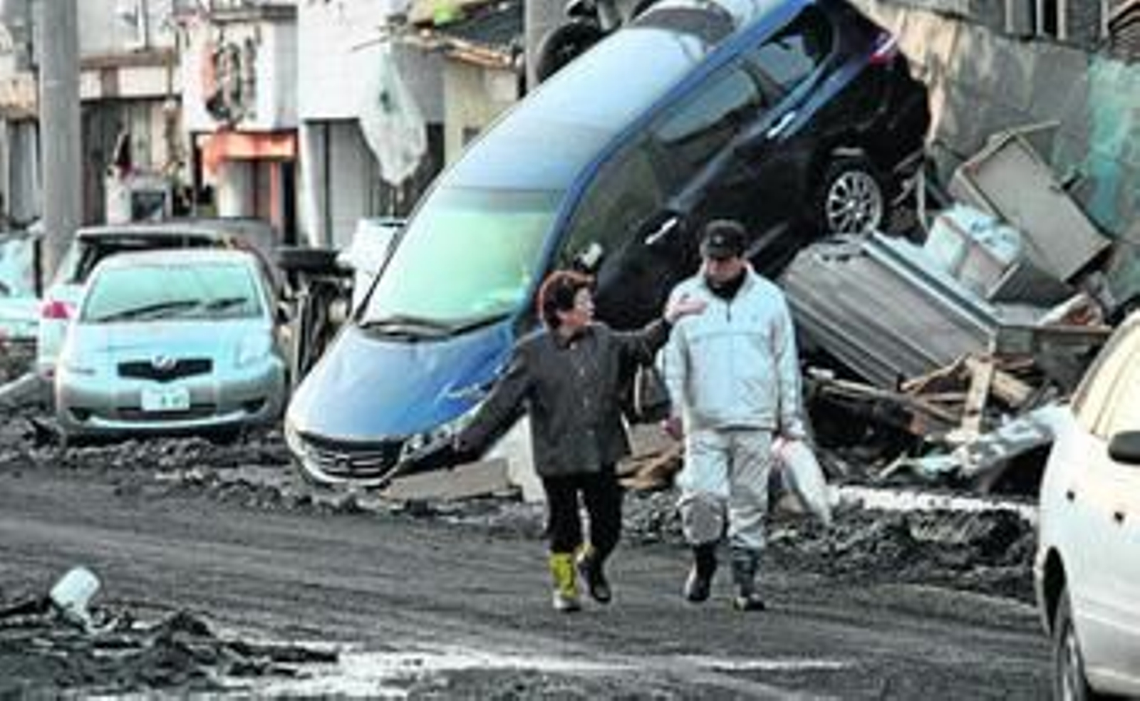 Dos personas recorren las calles de la destruida ciudad de Miyako.