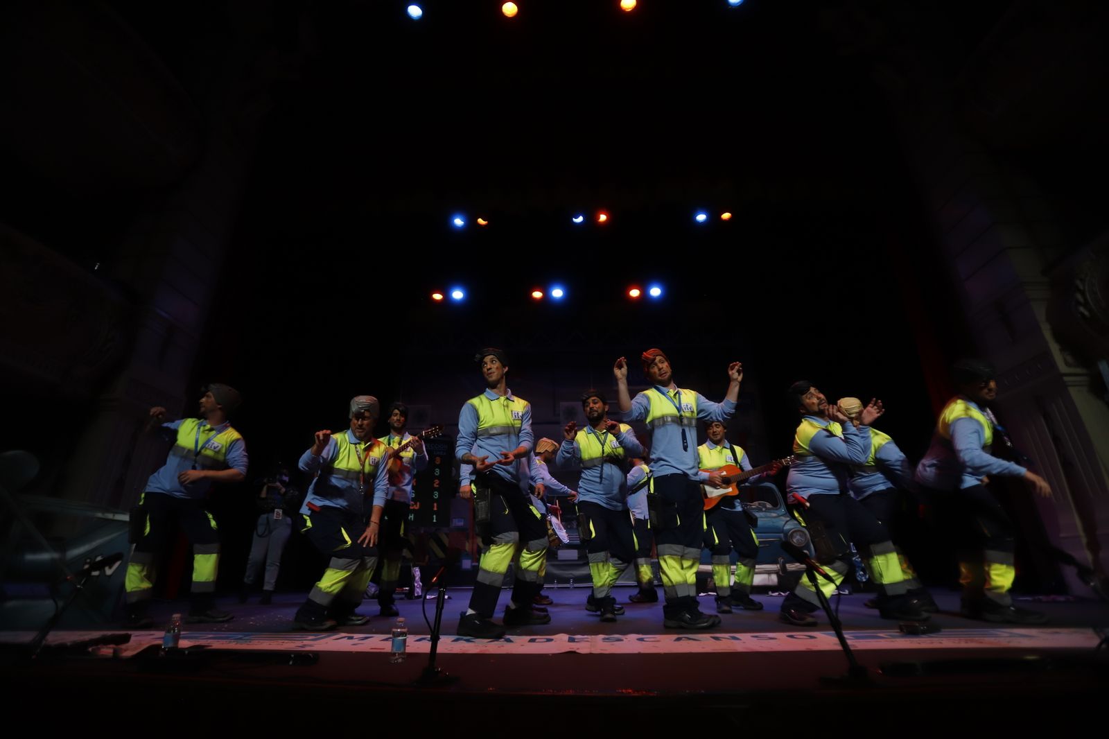 Imágenes de la actuación de la murga de Los Palacios y Villafranca Aquí no pasa ni Dios en el Carnaval Colombino