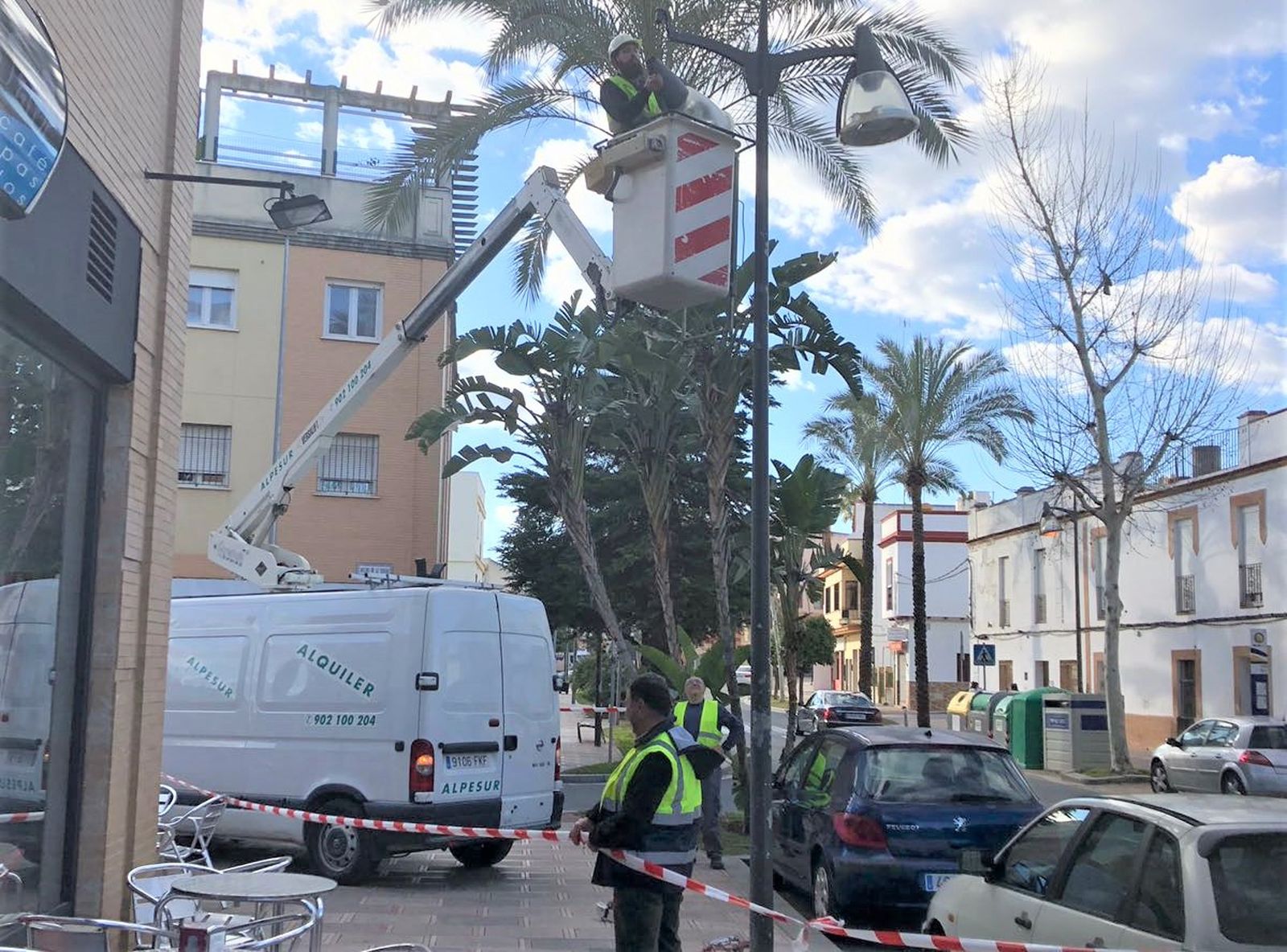 Una imagen de archivo de trabajadores contratados con estos planes de empleo de la Junta por el Ayuntamiento de Alcalá de Guadaíra.