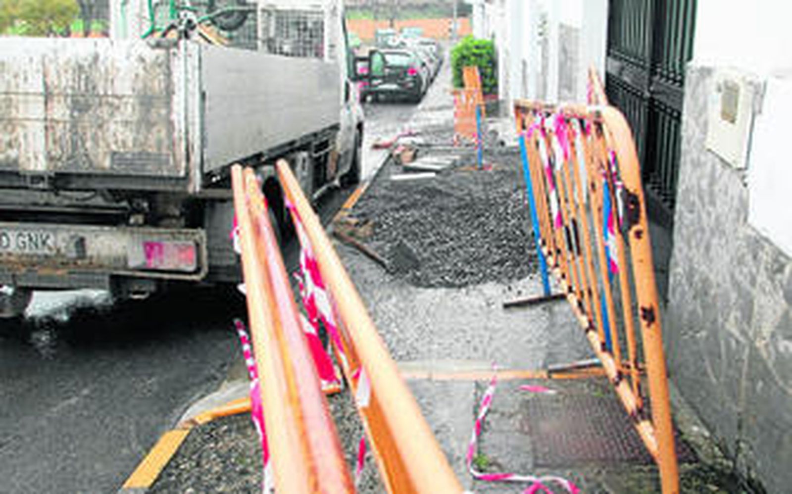 Imagen del socavón en la calle Trucha realizado por los operarios de Emalgesa para arreglar el daño en la tubería, ayer.