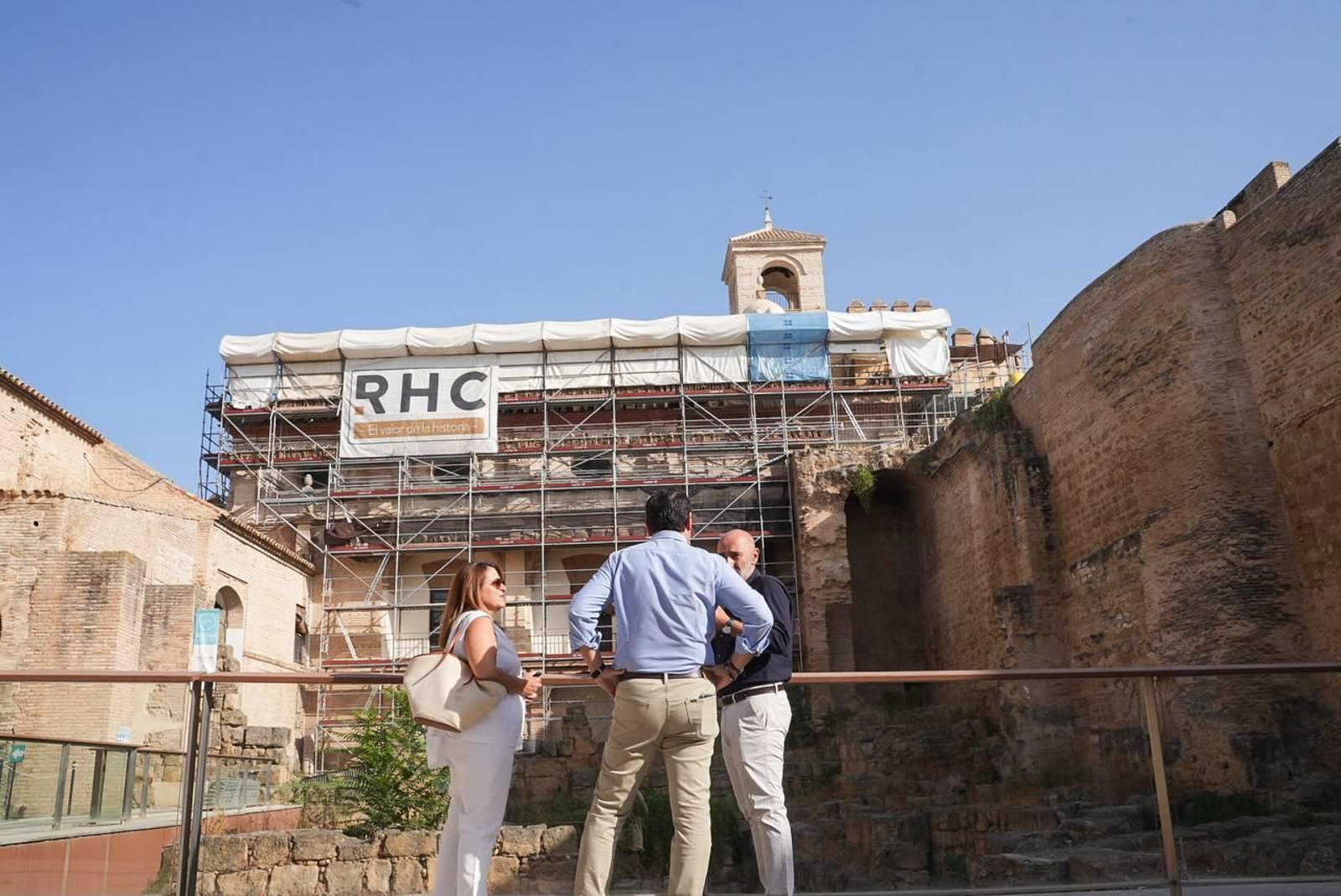 Exterior de las obras de la Torre del Homenaje del Alcázar de Córdoba.
