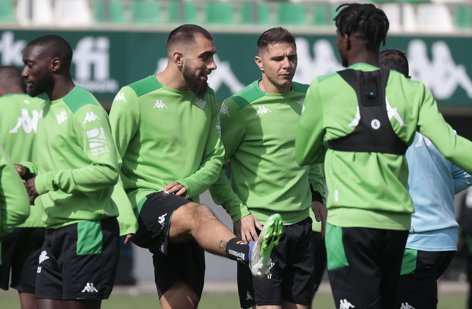 Borja Iglesias y Joaquín junto a Sabaly y Paul.