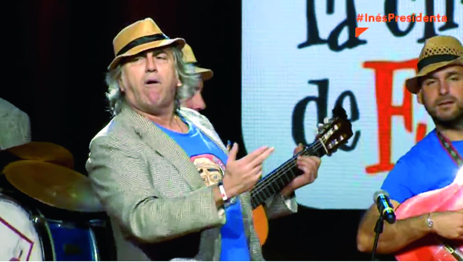 El Selu con pose de ‘enterao’ durante la actuación de su chirgota el pasado domingo en el mitin de Ciudadanos, en Hospitalet.