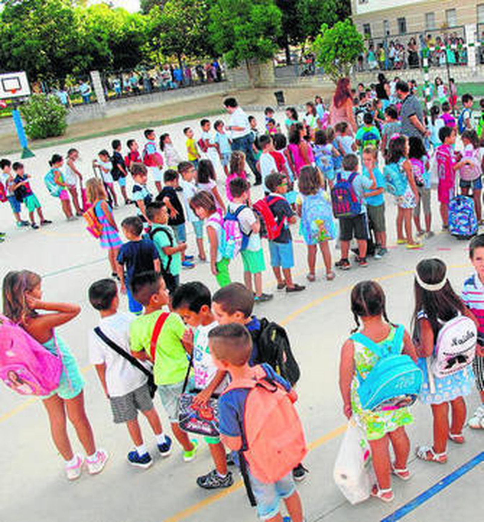 Alumnos de Infantil del colegio Leoz forman filas para entrar en clase.