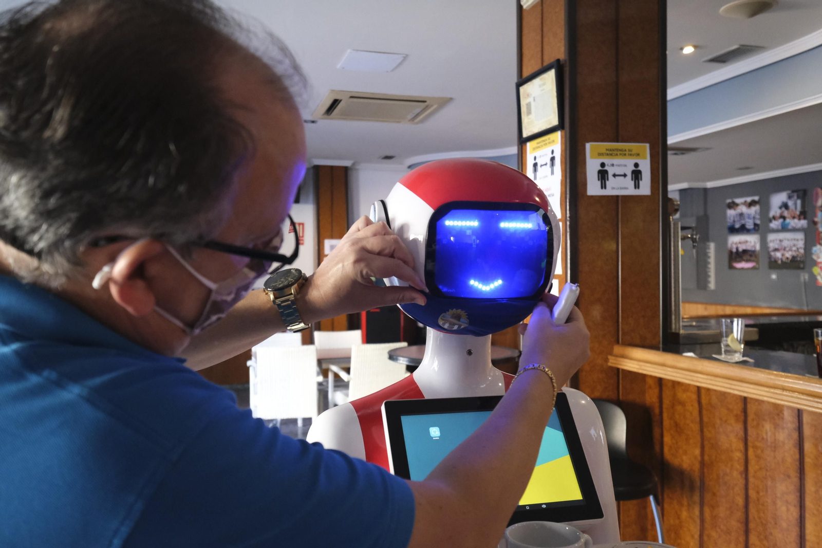 Fotogalería de Herbelita, la robot camarera de El Alquián.