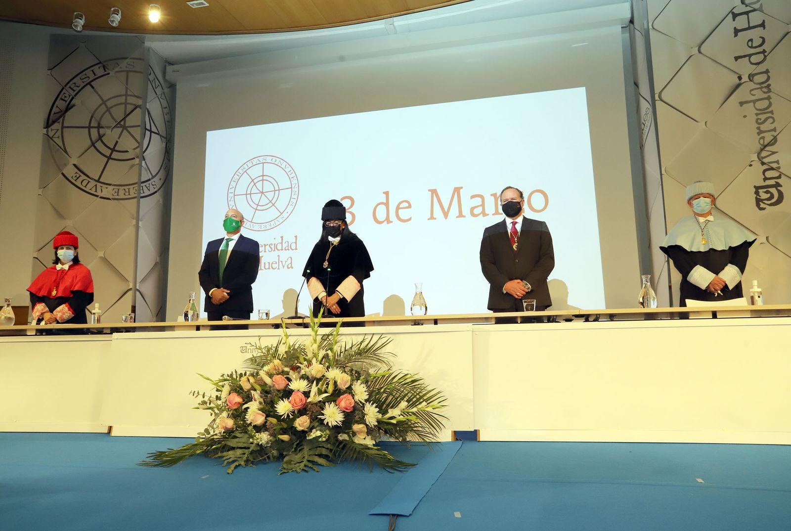 María Antonia Peña presidente el acto flanqueada por Juan José García Machado, José Luis García-Palacios y otras autoridades universitarias.