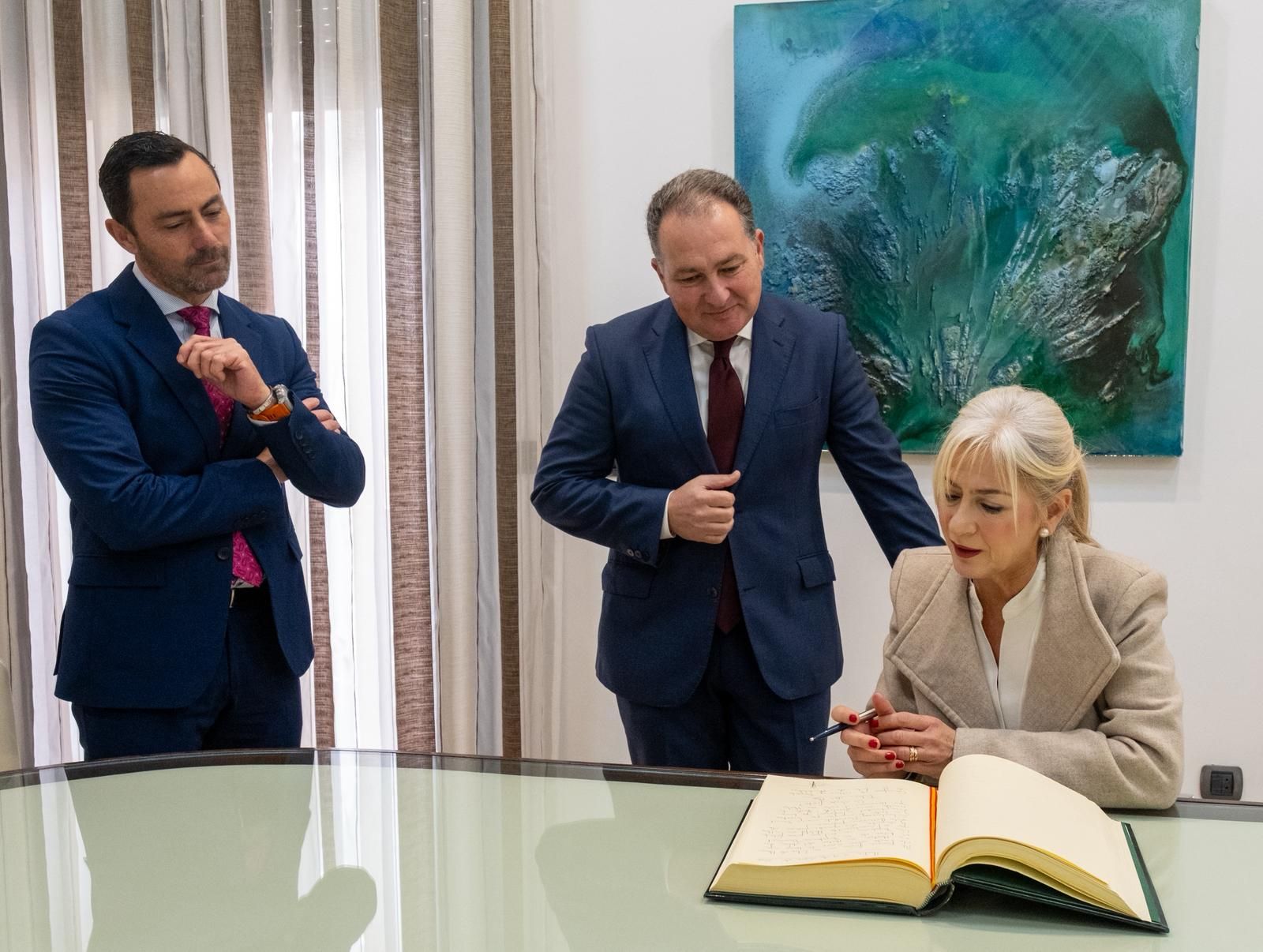 Momento de la visita de la consejera a la Diputación de Huelva.
