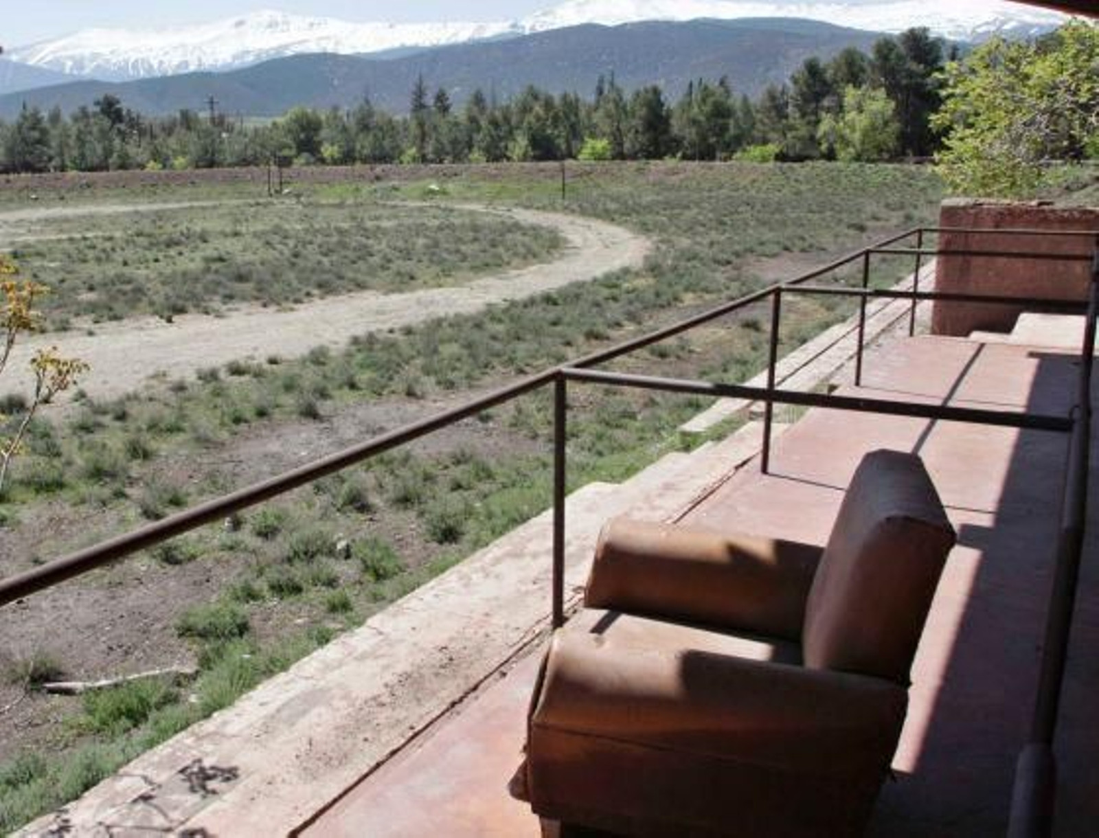 Numerosos muebles siguen aún en las inmediaciones del pueblo.  Foto: Miguel Rodr?ez