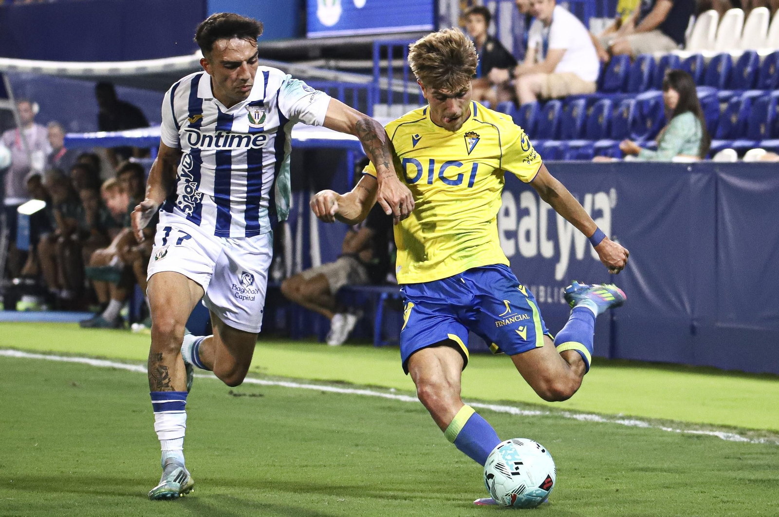 De la Rosa en una acción del Leganés-Cádiz.