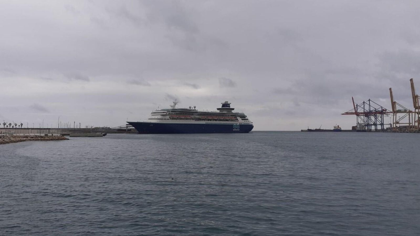 El buque de crucero, en el puerto malagueño