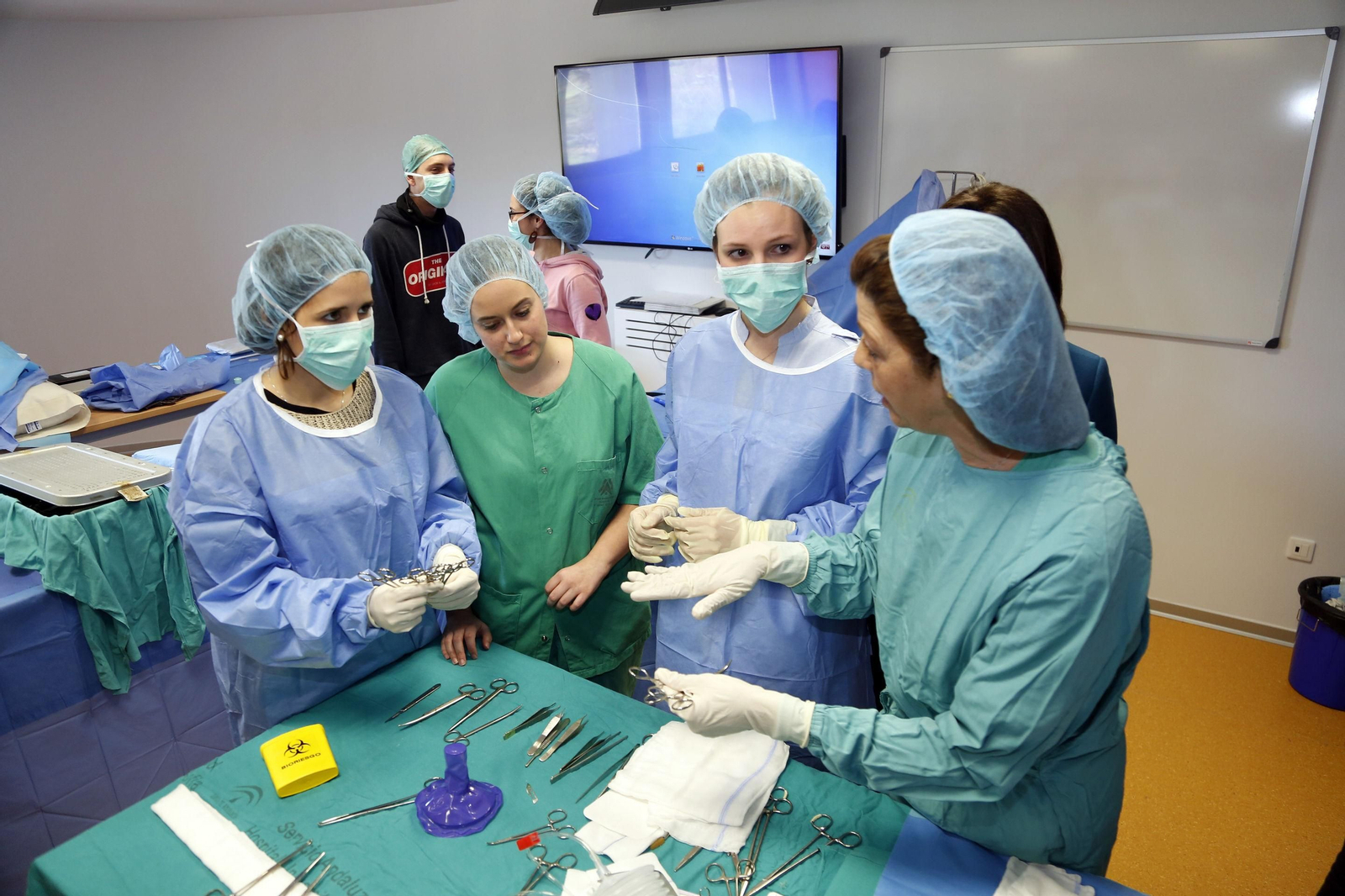 Alumnos de Medicina durante unas prácticas en la facultad. Alumnos de Medicina durante unas prácticas en la facultad.