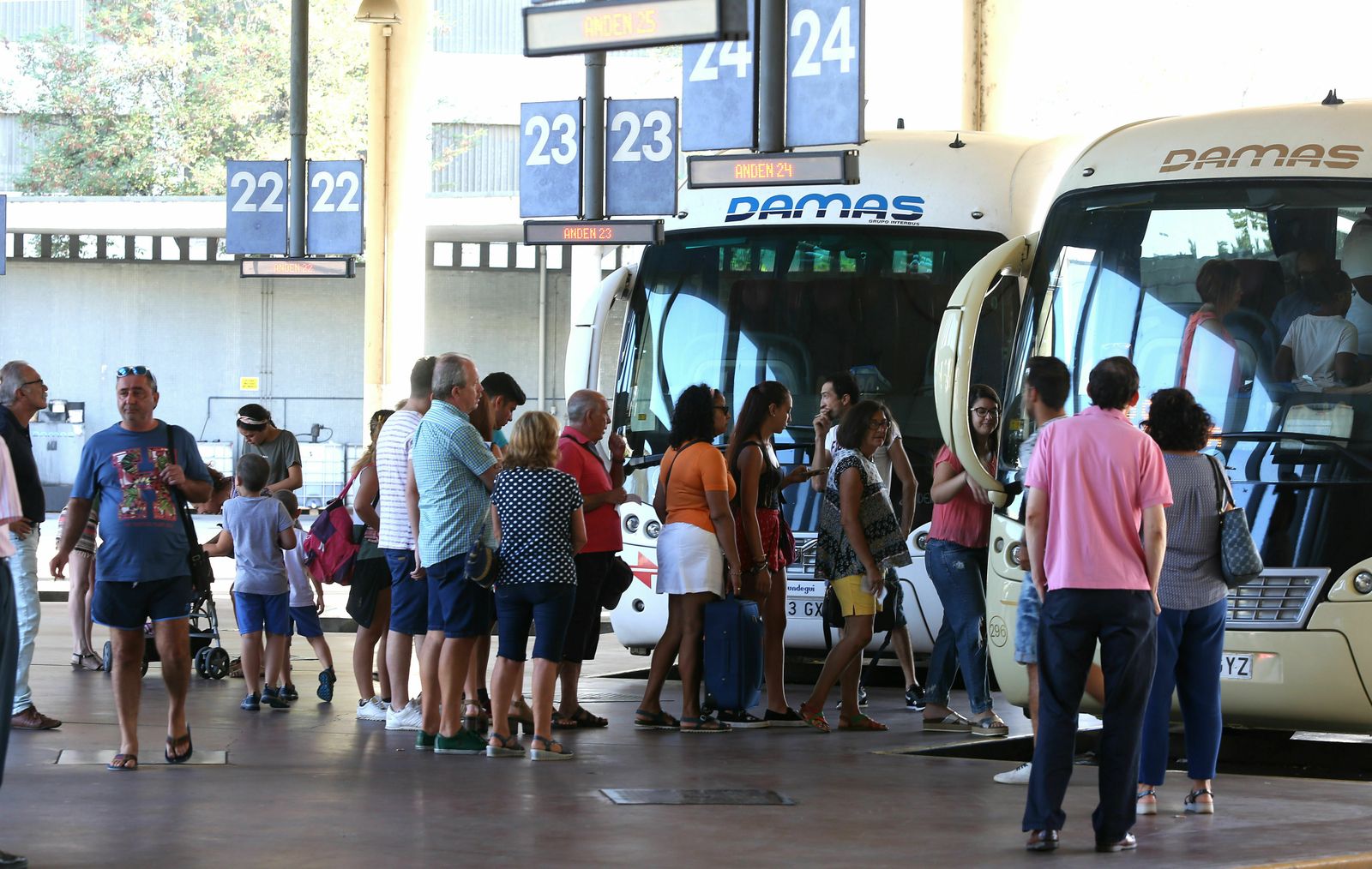 Varias personas esperan para tomar un autocar.