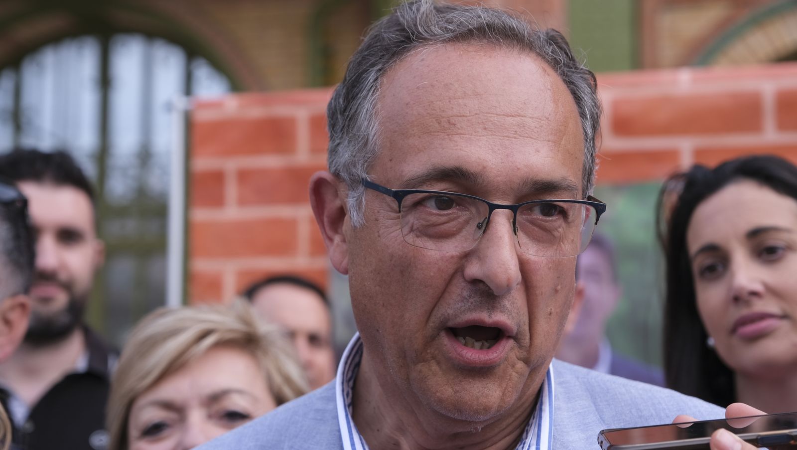 Imágenes del inicio de campaña electoral andaluza con la pegada de carteles.