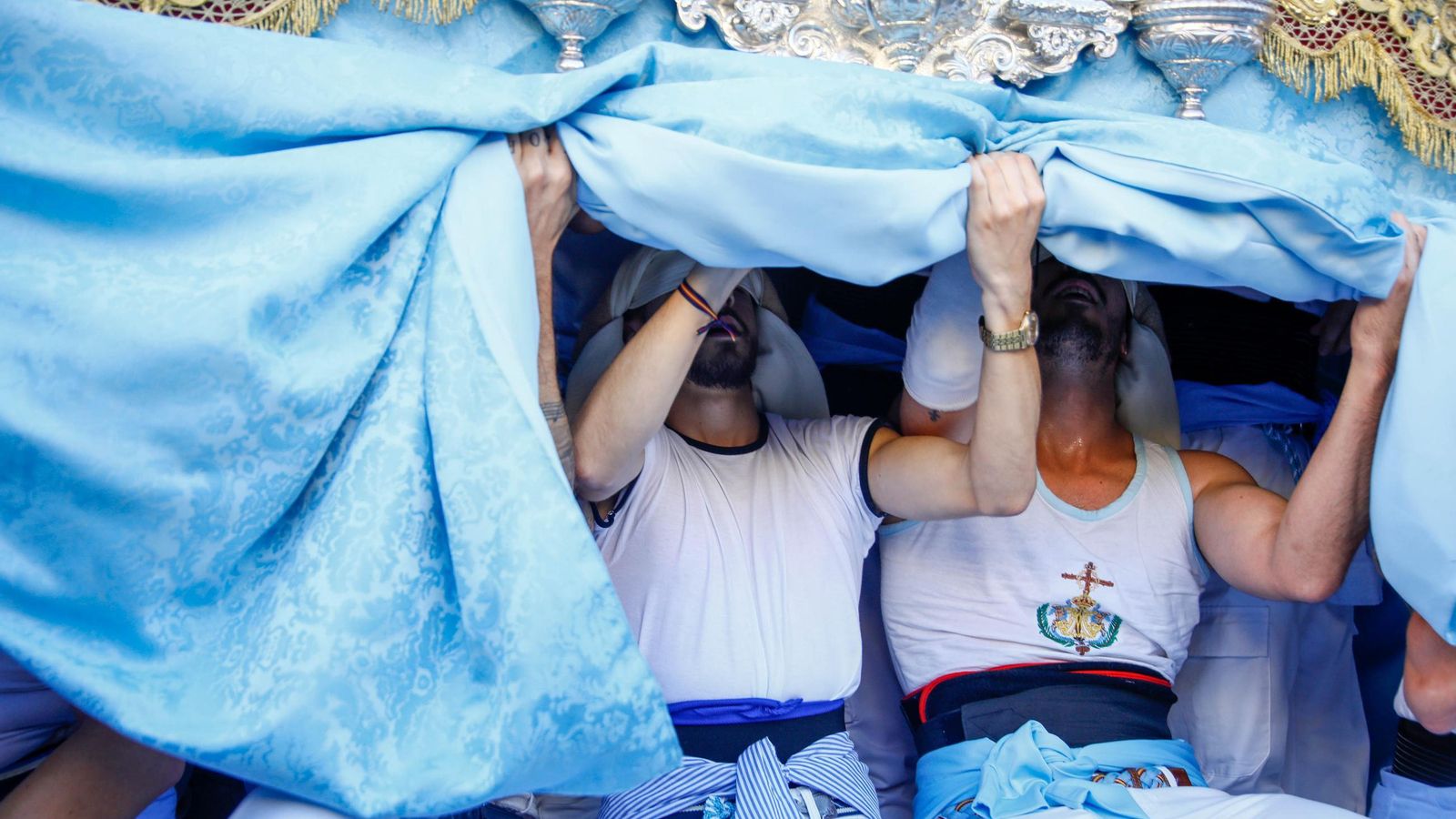 Vea la salida de la Hermandad de Los Ángeles de la Catedral de Almería