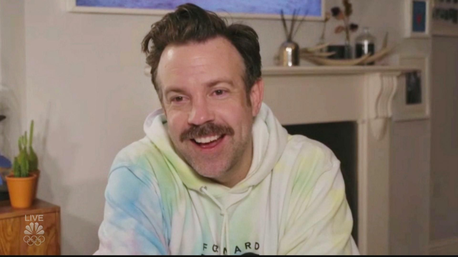 Jason Sudeikis recibió su Globo de Oro con una sudadera.