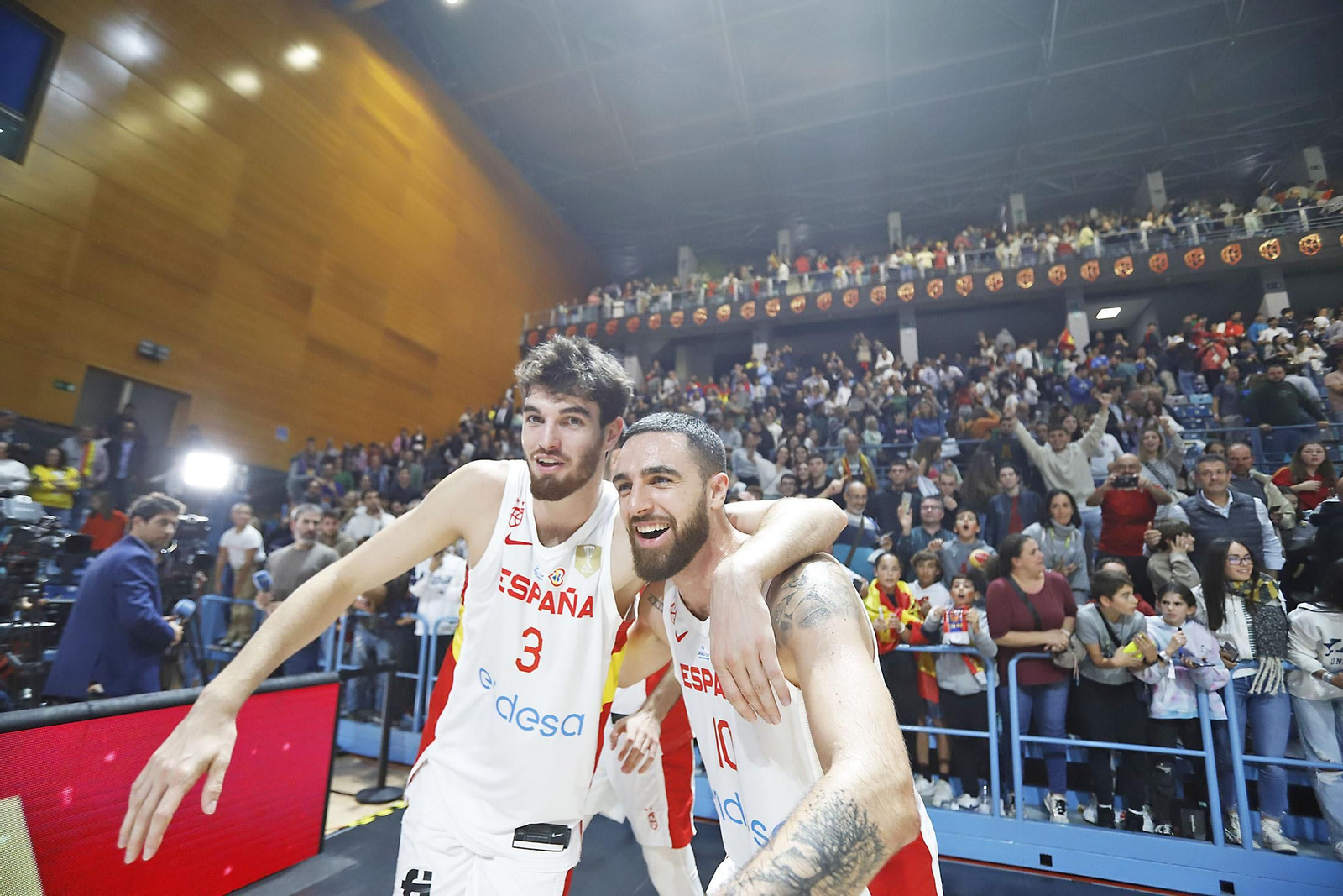 Imágenes de la celebración de la selección Española de baloncesto por certificar su pase con una victoria ante Paises Bajos Imágenes de la celebración de la selección Española de baloncesto por certificar su pase con una victoria ante Paises Bajos